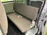 後席は横幅を生かしたベンチ形状で、複数人での乗車にも使いやすい空間です。窓から明るさが届き、足元も見通しよくまとまっているため、同乗者も快適に過ごせます。