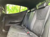 後席には複数のヘッドレストとシートベルトを備え、乗車人数に応じてお使いいただけます。窓から外の様子も確認しやすく、ご家族やご友人との移動にも便利な空間です。