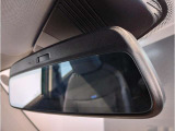 【ルームミラー一体型ETC車載器】ルームミラーの裏側に目立たない様に配置されたETCカード挿入口。スタイリッシュ且つ機能的なものとなっております。