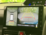 後方映像に加えて車両周辺を上から捉えた表示もあり、駐車時に周囲の位置関係を確認しやすい画面構成です。表示を目安にしながら、目視も合わせて安全確認できます。