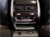 【左右独立式オートエアコン】☆運転席・助手席で個別に温度設定する事が可能。一定以上の大気中の有害物質を感知すると自動的に内気循環モードに切り替わるAUCを装備☆