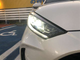 【LEDヘッドライト】 悪天候や夜間走行時も良好な視界を確保し、安心して運転できるLEDヘッドライトを装備!点灯速度が速く、消費電力も抑えられます。