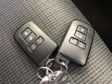 スマートキー2本付き!キーをポケットやカバンに入れておくだけでドアの施錠・開錠やエンジンスタートの操作が簡単です!