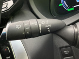 レバーに各種表示があり、運転席から状態や操作位置を確かめやすい設計です。手元で扱いやすい位置にまとまり、天候に応じた操作をスムーズに行えます。