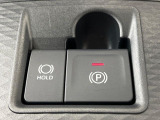【電動パーキングブレーキ】パーキングブレーキは便利な電動式!ボタン一つで操作でき、アクセルを踏めば自動で解除されます♪レバーやペダルが無いので運転席廻りもすっきりしますね♪