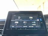 Bluetooth AudioやFM、AMなどの選択項目が画面に表示され、聴きたい音源を確認しやすい仕様です。画面下にも各種メニューが並び、日常の移動中に便利に活用できます。