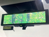 【インテリジェントルームミラー】後席の大きな荷物や同乗者で後方が確認しづらい時でも安心!カメラが撮影した車両後方の映像をルームミラー内に表示。クリアな視界で状況の確認が可能です!