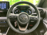 手元には複数のスイッチが配置され、運転席から各種機能にアクセスしやすい構成です。メーターも視線の先に収まり、運転中に必要な情報を確認しながら扱える、使い勝手に配慮された装備です。