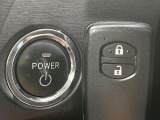 【スマートキー】カバンやポケットに入れたままでもドアの施錠・解錠が可能なスマートキーを装備。エンジンのオン・オフ時もカギを取り出す必要が無いからとっても便利です♪