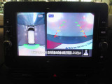 上から見下ろしているような映像で駐車をサポートするアラウンドビューモニターと、安心のバックモニター付き!ナビの画面にカメラ映像がしっかり表示されるので、駐車が苦手な方でも安心して車庫入れができますよ♪