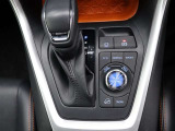 電動パーキングブレーキを搭載。スイッチ操作でパーキングブレーキを作動・解除することが可能ですので、操作の力が不要ですよ♪