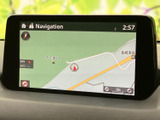 現在地周辺の道路や施設を地図上で確認でき、画面には縮尺表示も備わっています。目的地までの道順を確認したいときに役立ち、初めて訪れる場所へのお出かけも心強い装備です。