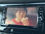 停車中にテレビ番組を視聴でき、休憩時間など車内で過ごすひとときに活用いただけます。画面から映像を確認できるので、お出かけ先での待ち時間にも便利な装備です。