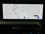 地図上に現在地周辺の道路や施設が表示され、縮尺の変更や目的地検索にも対応する画面です。行き先や周辺の位置関係を確認しやすく、日々の移動計画に役立ちます。