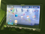 音楽ソースの選択画面を表示し、ラジオや各種メディアなどを選べます。使いたい音源を画面上で確認しながら切り替えられるため、日々の移動中もお好みに合わせて音楽を楽しめます。