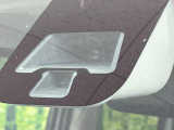 【エマージェンシーブレーキ】走行中に前方の車両等を認識し、衝突しそうな時は警報とブレーキで衝突回避と被害軽減をアシスト。より安全にドライブをお楽しみいただけます。
