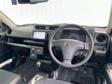 運転席まわりです。 各操作スイッチは使いやすい位置に配置されてます。