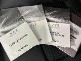 メンテナンスノート、取扱説明書です。 その車の整備記録が事細やかに記録されています。 車が生まれてから今までどのような道を歩んできたのか判るとても重要な物ですよ。