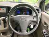 インテリアに合わせたデザインのステアリングは、運転される方のことも考え、運転しやすい形状、大きさです。是非一度、実際に触ってお確かめください。