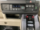 セレクトレバーの左上にオートエアコンがついてますので簡単操作で快適に過ごせます。シートヒータースイッチ内蔵で運転席用に温度設定ができます。
