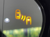 【ブラインドスポットモニター】走行中、ドアミラーの死角になりやすい箇所に後続車が接近するとサイドミラーのレンズに警告を表示!ドライバーに注意喚起をしてくれます。