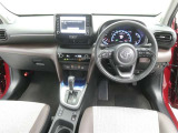 運転席からの視界はこんな感じです☆お気軽にご来店いただき、実際に座って是非お確かめください。ドライバーに寄り添う快適な操作フィールをもたらすステアリングです。