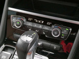 エアコンはデュアルオートエアコン装備で、運転席、助手席それぞれ快適な温度で過ごして頂けます。