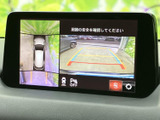 車両周辺を複数の視点から確認できるモニター画面を装備。後退時の周囲確認をサポートし、駐車スペースへの出し入れに役立ちます。画面上のガイド表示も目安にしやすい装備です。