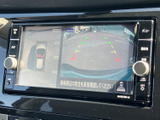 後方映像に加えて車両周辺の表示も確認でき、駐車時の周囲の状況を把握する際に役立ちます。画面上のガイドも目安にしながら、後退時の確認をサポートしてくれます。