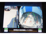 バックギアに入れるとバックカメラの映像がナビに映ります。障害物までの距離もわかりやすいです。