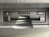 ETC車載器が手の届きやすい位置に設置され、カードの出し入れや状態確認がしやすい配置です。高速道路を利用する機会のある方にとって、日常のお出かけを支える便利な装備です。