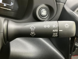 後方の映像に加えて目安となるガイド線が表示され、駐車時に周囲や進路を確認する際に役立ちます。安全確認を併用しながら、車庫入れをサポートします。