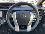 握りやすい形状で、運転席から自然に手を添えられるステアリングです。メーターや前方の視界を大きく妨げにくい配置で、毎日の運転時にも扱いやすさを感じていただけます。