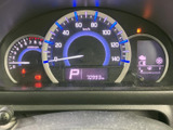速度やエンジン回転数などの情報がまとまって表示され、運転に必要な確認をしやすい配置です。表示部も見渡しやすく、走行中の確認に役立ちます。