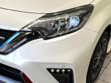 【LEDヘッドライト】悪天候や夜間走行時も良好な視界を確保し安心して運転できる高輝度LEDヘッドライトを装備!点灯速度が早く、消費電力も抑えられています。