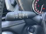 複数の表示がレバーにまとめられ、操作の目安を確認しやすい仕様です。運転席から手元で操作できるため、天候の変化に合わせた対応も行いやすく、雨の日のお出かけをサポートしてくれる装備です。