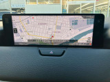 お手元のスマートフォンと接続して頂く事で使用可能な「Apple CarPlay/Android Auto」電話の応答は勿論、メッセージの受信やLINE、音楽接続からナビアプリの使用まで幅広く活躍致します。