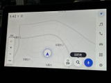 地図を画面上で確認でき、目的地の設定や周辺の確認に役立ちます。タッチ操作で行き先を探せるため、初めて訪れる場所への移動にも便利。お出かけ前のルート確認にも活用いただけます。