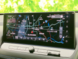 大きく見やすい画面に地図情報を表示し、タッチ操作で目的地の確認や検索ができます。周囲のボタンやダイヤルも手元で扱いやすい位置にまとまっています。