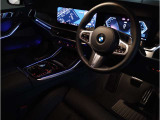 【ハンドル】ドライバーとBMW車の一体感がダイレクトに伝わるステアリングホイール。形状・太さへの拘りに加えて、操作性を高める為にスイッチ類も配置。クイックかつ安定のドライビングを体感下さい!