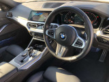BMW 伝統のコックピットはドライバー志向で設計され、人間工学を駆使し、細部に到るまで設計されたコックピットを実現しました。