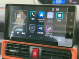 タッチ画面にナビや電話、スマートフォン連携などの項目が並び、目的の機能を選びやすい構成です。情報が見やすく整理され、日々の移動を便利にサポートします。
