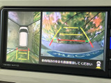 後方からの状況を安全確認できる便利なモニター。駐車時の不安を軽減し、より安全な運転をサポートします。視認性の高いガイドラインも特徴です。