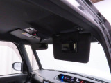 サンバイザーにバニティーミラー付き。車の中でも身だしなみ確認。