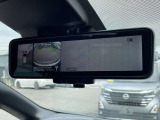 車両後方のカメラ映像を映し出し、車内の状況や、天候などに影響されずいつでもクリアな後方視界が得られるインテリジェントル-ムミラ-が装備されております。