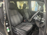 運転する空間としても、くつろぎの空間としてもベストなインテリア。