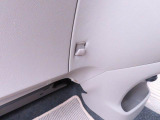 ちょっとした荷物がかけられるフック付き。