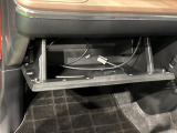 大きな荷物を収納できる、便利な助手席グローブボックス