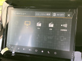 テレビやFM、AMなどのメニューが並び、使いたい音源を画面から選べる構成です。交通情報の項目も確認でき、日常の移動中に必要な情報へアクセスしやすくなっています。