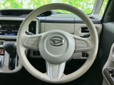 両手で握りやすい円形のステアリングで、運転中の姿勢を整えやすい配置です。前方のメーターや周囲のスイッチ類との位置関係も分かりやすく、日常の運転を支えます。